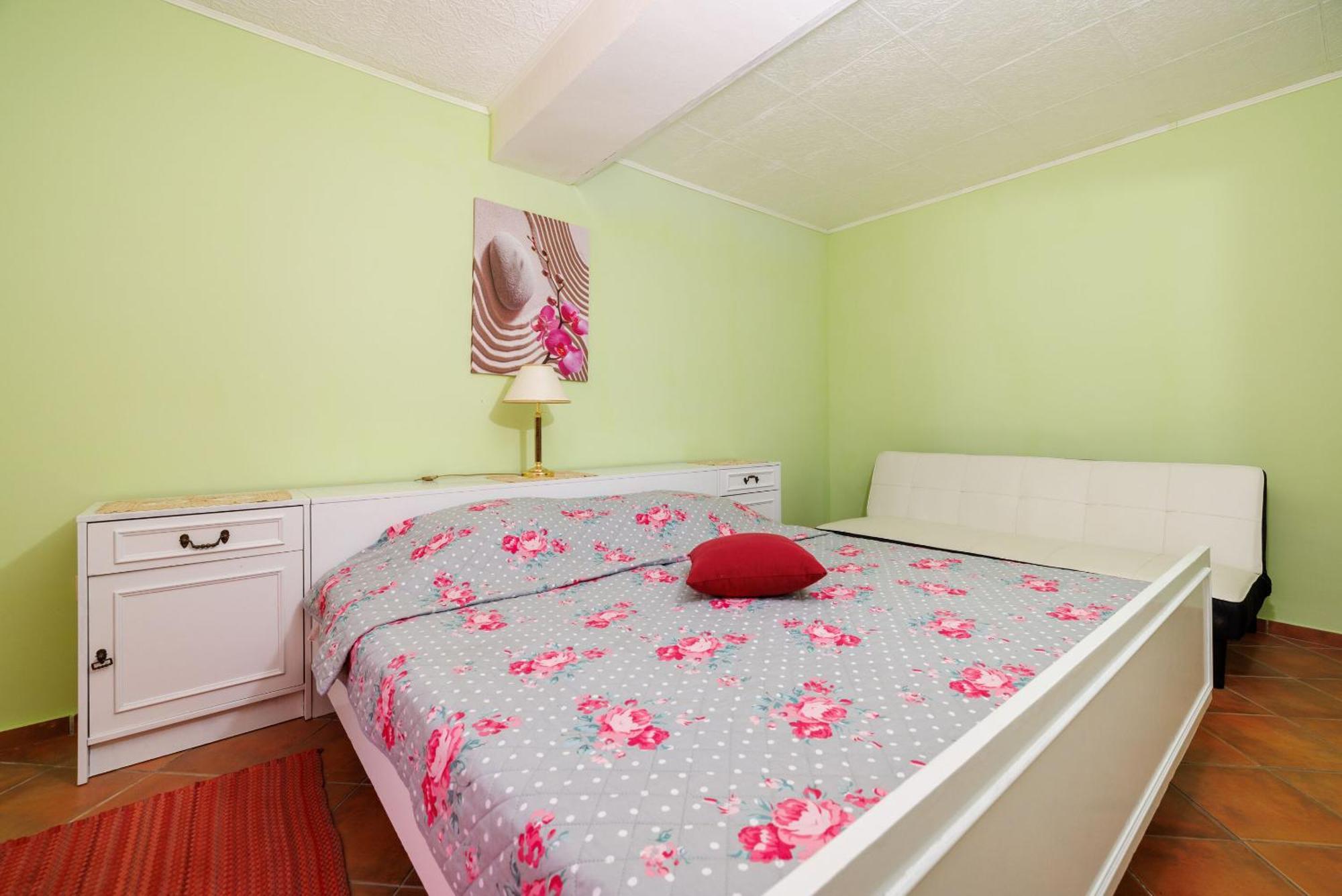 Apartments And Room Mirjana Dramalj Esterno foto